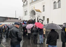 На отпевании девочек-сестер, погибших в Ревде, потребовалась помощь врачей