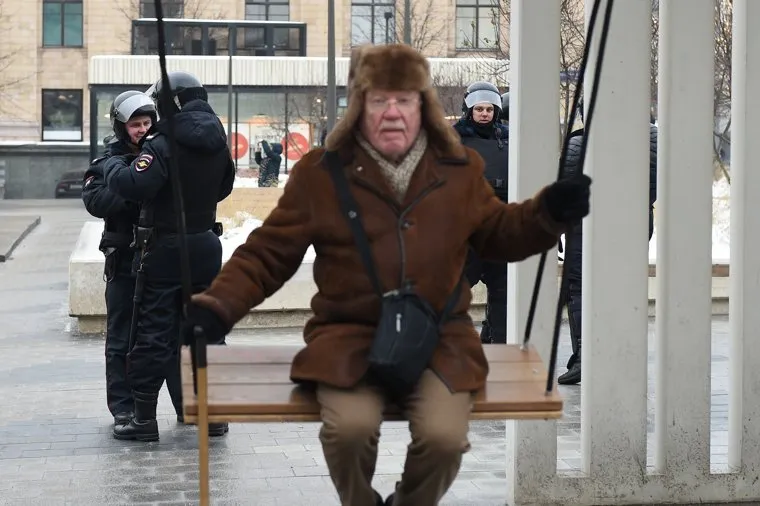 Всероссийская акция сторонников Навального "Забастовка избирателей". Москва, полицейские, урбанистика, пожилой мужчина, Старик, качели, урбанина, треуха, меховая шапка