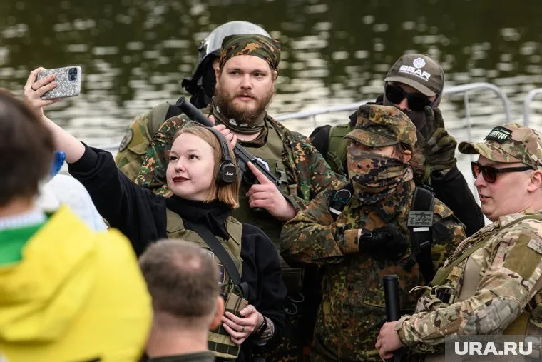 Косплееры охотно фотографировались друг с другом