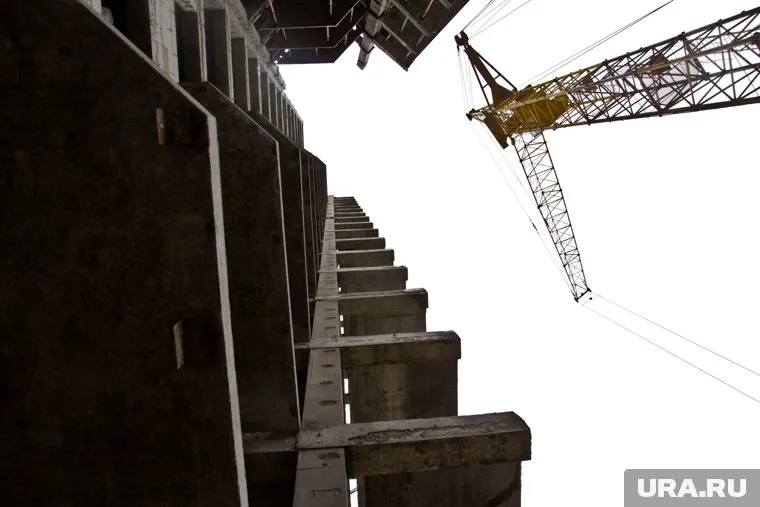 В Ханты-Мансийске жители жалуются на шум от стройки дома на улице Промышленной