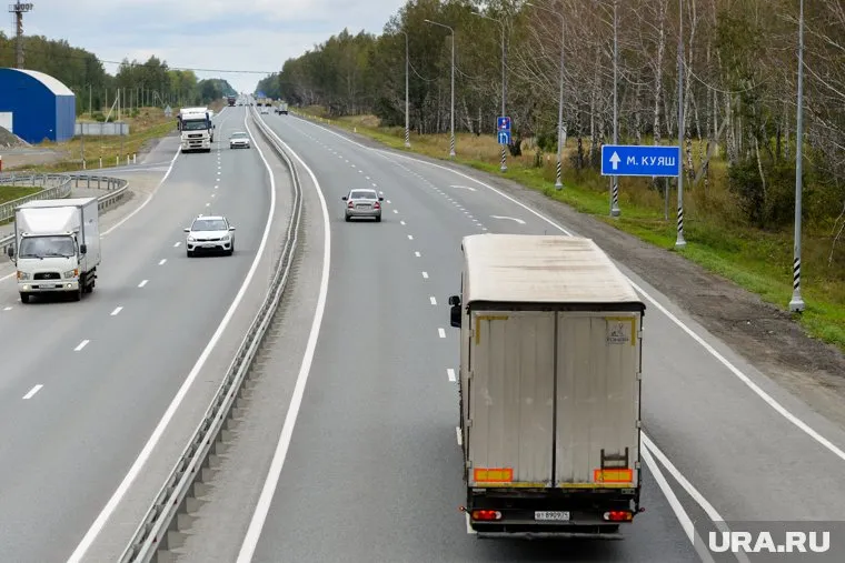 Сотрудники госавтоинспекции оказали помощь водителю большегруза
