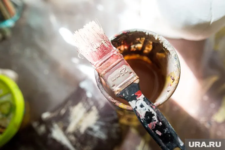 В тюменских дворах покрасили скамейки и качели в желто-голубые цвета