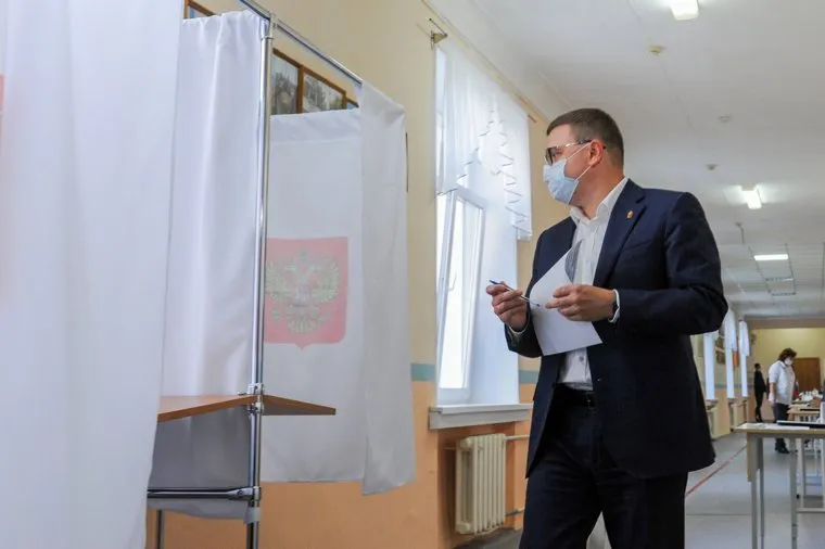 Алексей и Ирина Текслер на избирательном участке. Челябинск