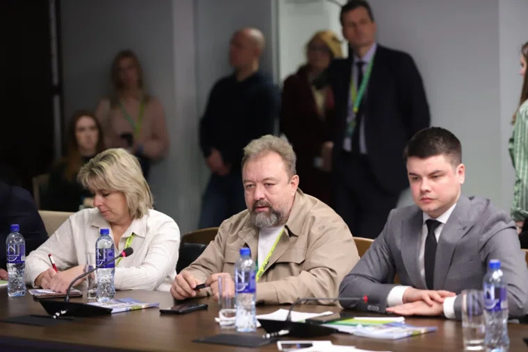 Иванов (на фото в центре) отмечает, что власти не тратят на расселение аварийного фонда ни копейки