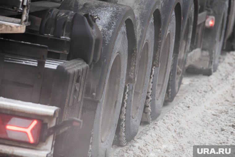 Челябинская трасса М5 встала в пробку из-за крупного ДТП с большегрузами. Видео