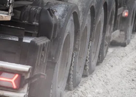 Челябинская трасса М5 встала в пробку из-за крупного ДТП с большегрузами