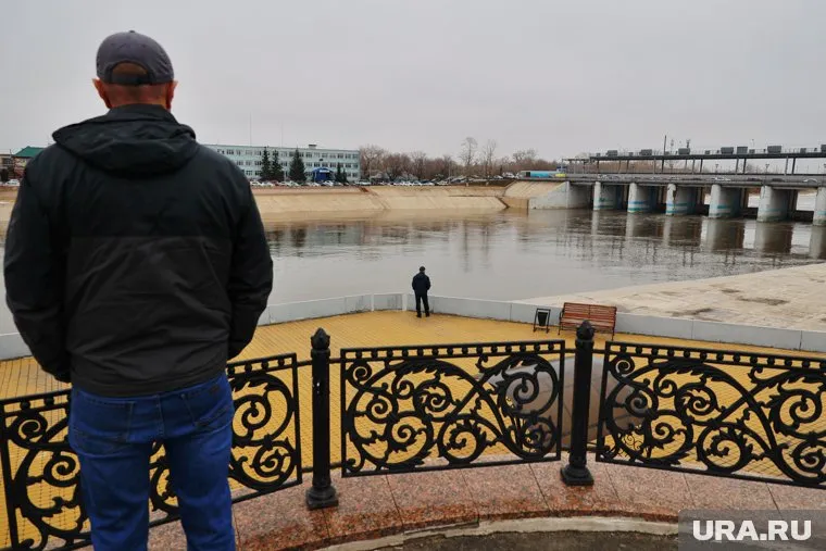 Курганцы ежедневно приходят на Тобол посмотреть уровень воды
