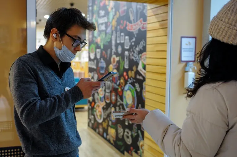 Проверка QR-кодов в кафе. Челябинск