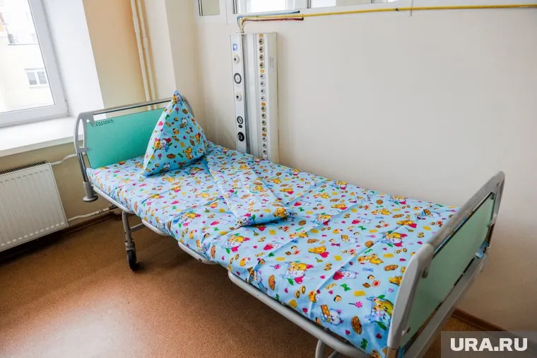 Врачи рекомендуют обращать внимание на то, что боль в груди при инфаркте отдает в левую руку, шею, челюсть, живот и спину