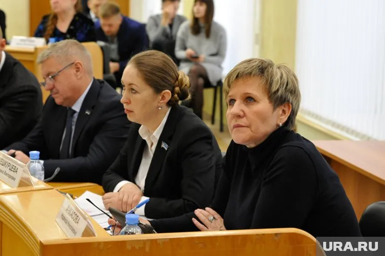 Надежда Ачкасова (на фото — справа) написала заявление о добровольном выходе из партии