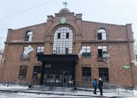 Выбитые стекла и замерзшие лужи: как сейчас выглядят сгоревшие «Городские парильни»