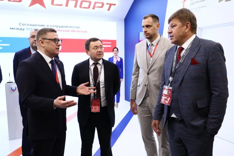 На фото (слева направо): губернатор Алексей Текслер, председатель ВФЛА Петр Фрадков, министр спорта Челябинской области Владимир Иванов, комментатор Дмитрий Губерниев на форуме