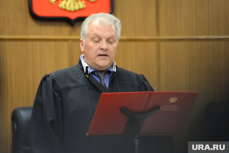 Судья Александр Сварцев зачитывает приговор банде Федоровича