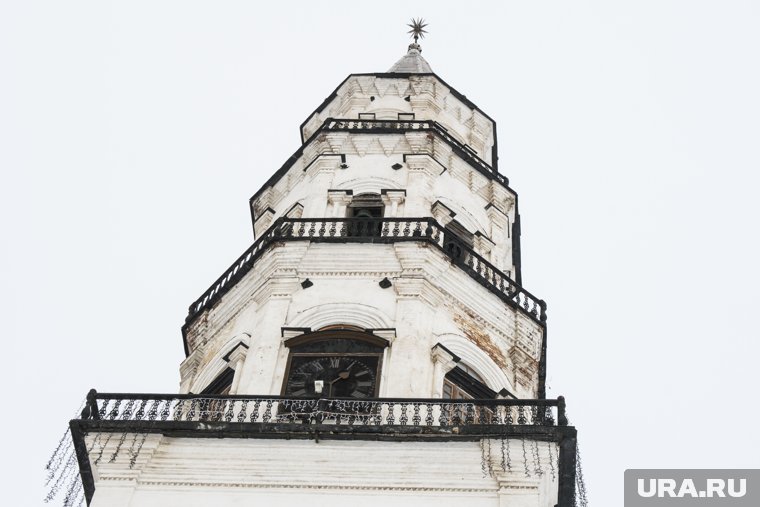 Дверь 18 века, столетние часы и колокол: что скрывает легендарная Невьянская башня, которую закрыли. Фото