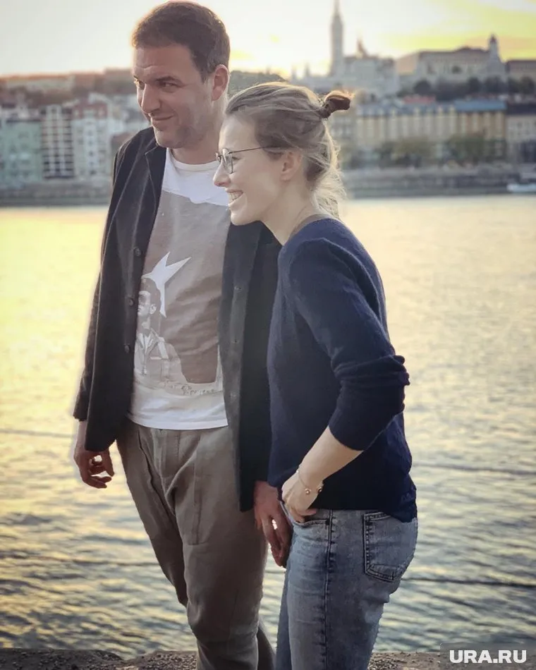 Знаменитости одновременно опубликовали в Сети снимки без колец