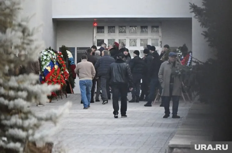 На церемонию прощания с Саркисяном пришли родственники погибшего, друзья и сослуживцы