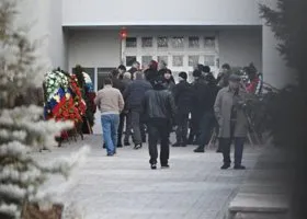 Мужчины в черном несут букеты алых роз: в Москве прощаются с Арменом Саркисяном