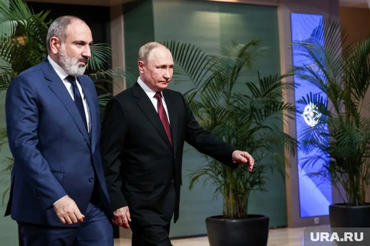 Путин (справа) и Пашинян (слева) провели телефонный разговор