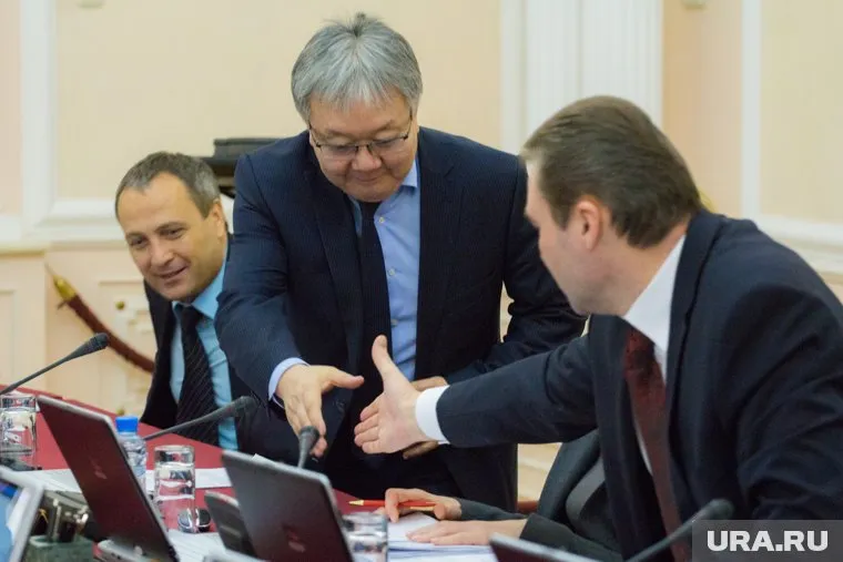 За давлением силовиков на департамент Сидорова конспирологи увидели тень Александра Кима (посередине)