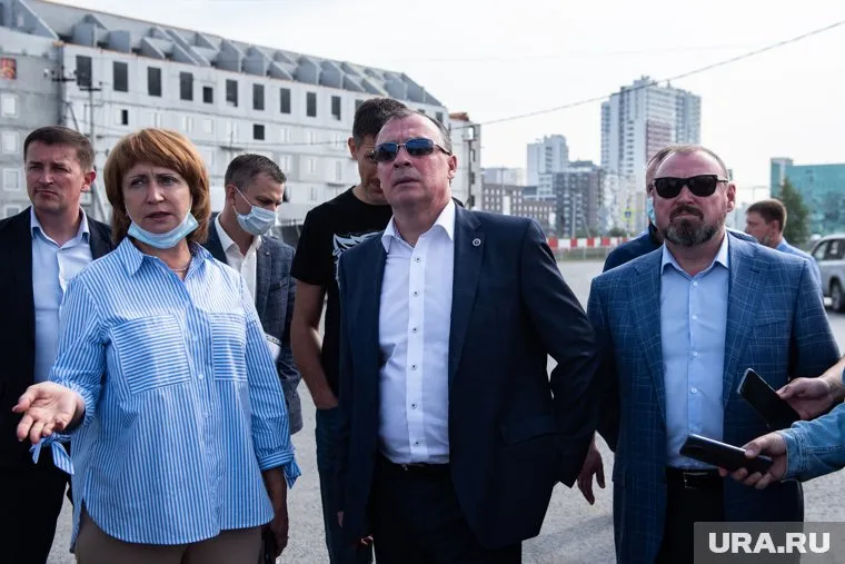 Алексей Орлов (по центру) наблюдал за конфликтом со стороны, и в итоге выступил с предложением, которое должно успокоить стороны