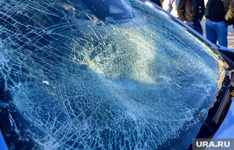 Мужчина кидал камни в лобовые стекла авто