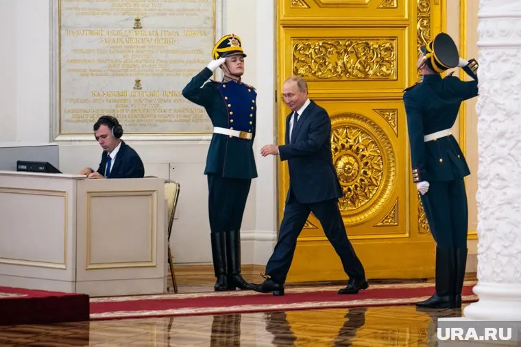 Президент РФ Владимир Путин вышел с самоизоляции