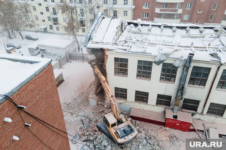 Руководство города разозлил инцидент с падением стены на улицу