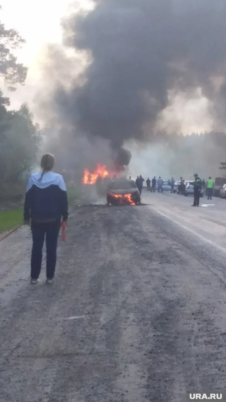 На фото видно, что горят две машины