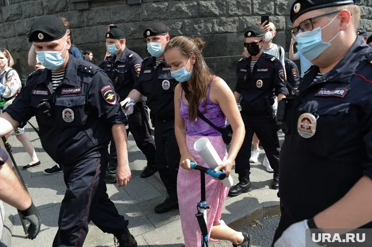 Силовики уже задержали одну из протестующих в центре Москвы
