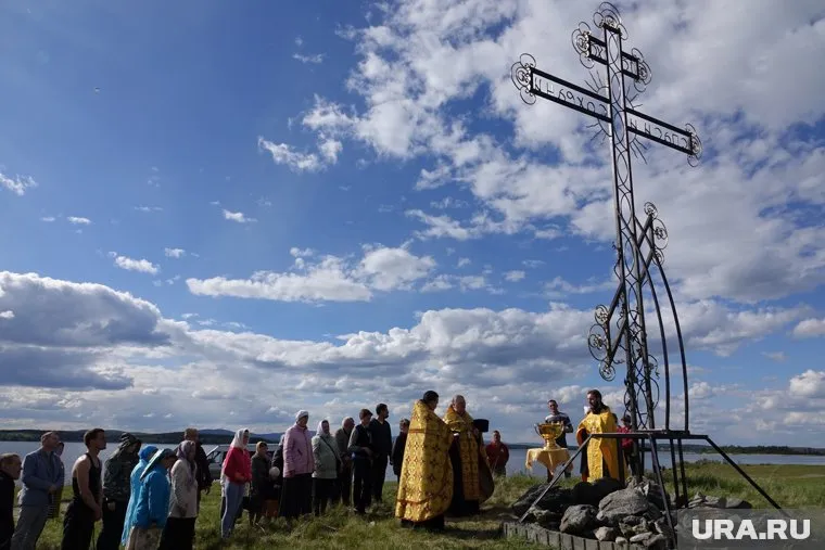Считается, что крест оградит жителей от последующей опасности