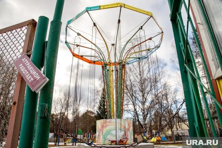 В «Орен-парке» упала карусель «Цепочка»