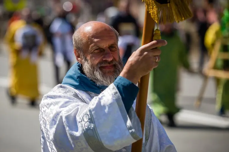 Крестный ход к месту строительства Троицкого собора в праздник Святой Троицы. Сургут, служитель церкви