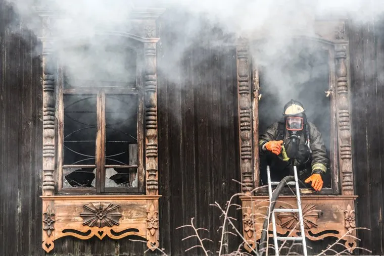 Пожар в историческом здании по ул. Дзержинского 34. Тюмень