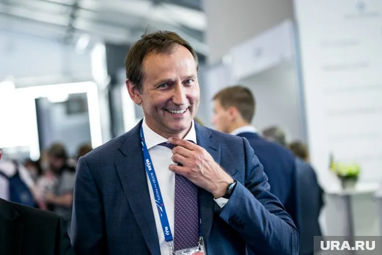 Дмитрий Осипов подписывает соглашения на ПМЭФ