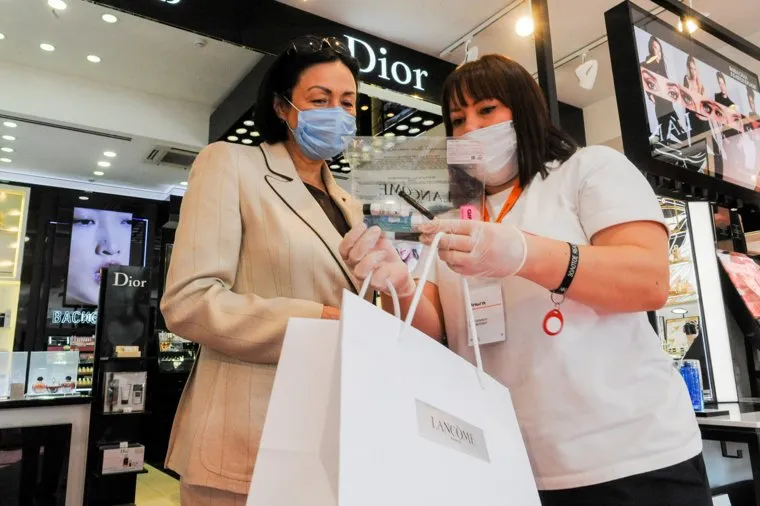 Наталья Котова покупает косметику. Челябинск