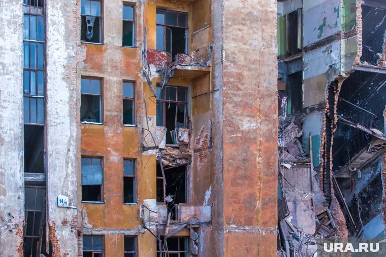 Дом рухнул после того, как мужчина бросил в него камень