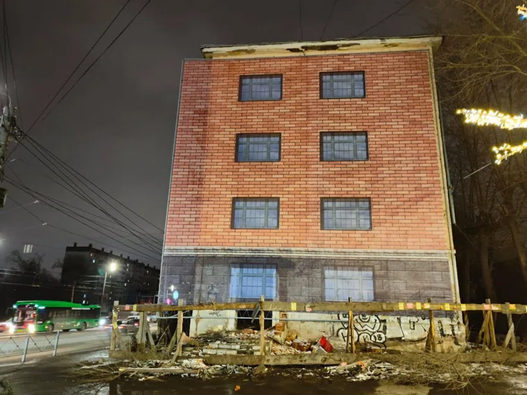 Снос дома, где уже никто не живет, невозможен из-за судебных разбирательств с собственниками