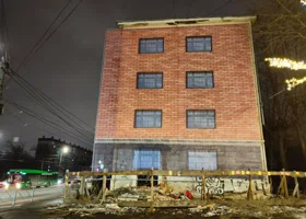 В Челябинске маскируют аварийный дом на гостевом маршруте