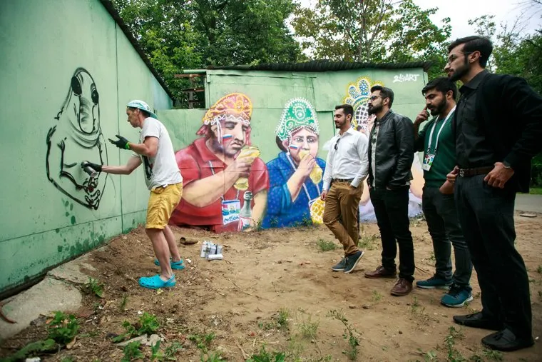 Граффити художника Алекса 214арт с изображением болельщиков, ставших мемом на матче Россия-Испания. Москва