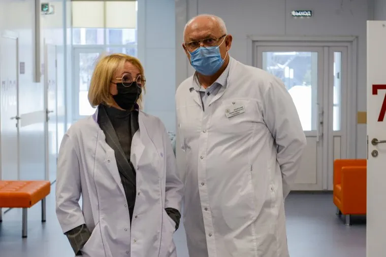 Визит полномочного представителя Президента Российской Федерации в Уральском федеральном округе Владимира Якушева в Областной инфекционный центр. Челябинск