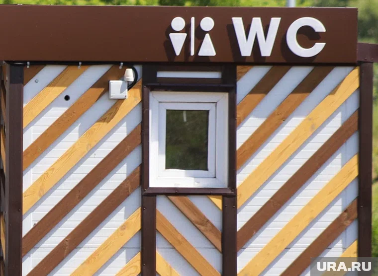 Курганцы не смогут попасть в общественный туалет на набережной