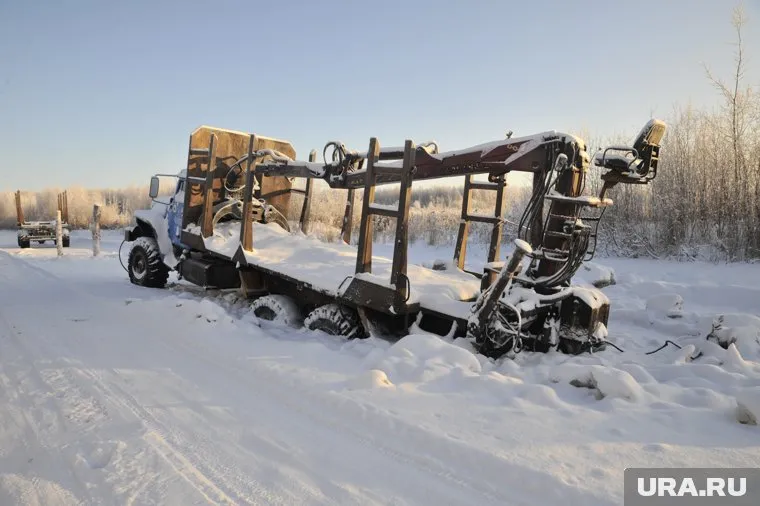 На обочине зимника утонул большегруз