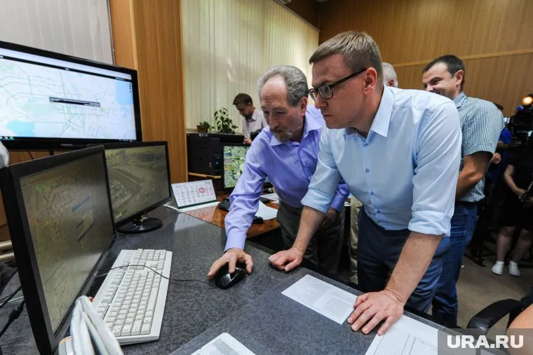 Алексей Текслер (в голубой рубашке) начал цифровизацию системы управления регионом (фото из архива)