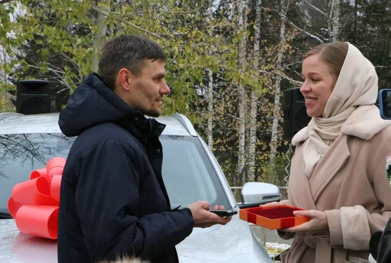 Ключи от автомобиля передали Виталию, главе семейства