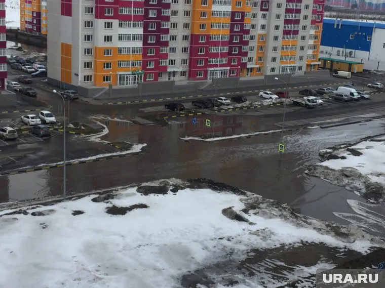 Лужи растягиваются на несколько метров, пешеходам приходится менять маршруты