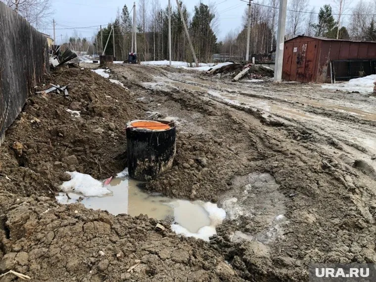Передвигаться по распутице жителям сложно даже пешком