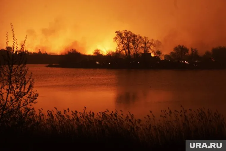 Площадь пожара составляет около 100 квадратных метров (архивное фото)