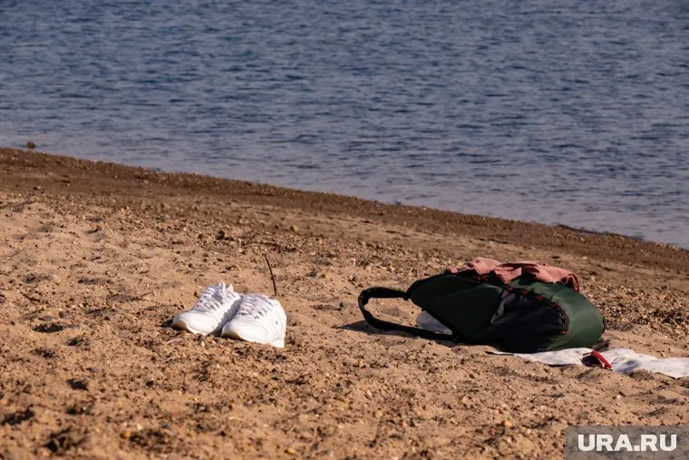 Мужчина отдыхал на берегу реки с компании друзей, а затем пошел искупаться и пропал