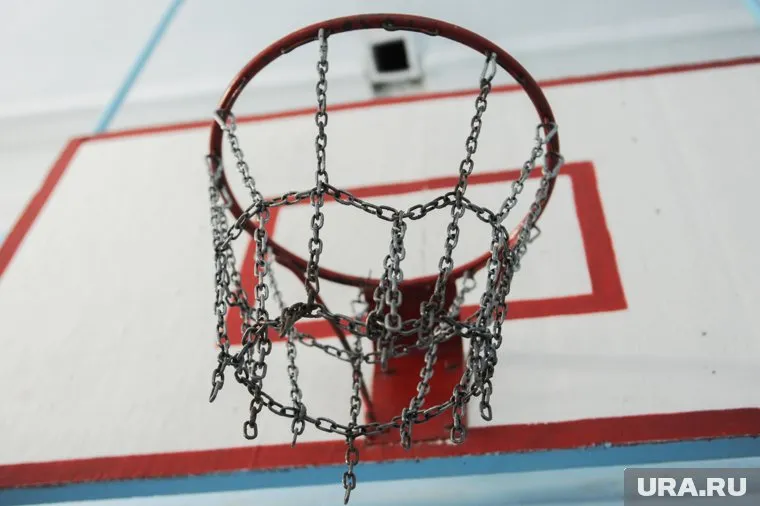 В новом спортзале можно играть в футбол, волейбол и баскетбол