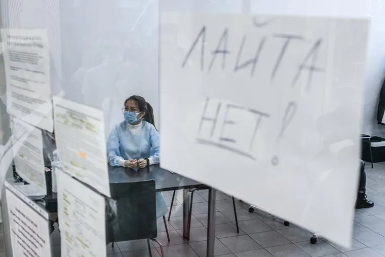 Очереди на вакцинацию в ТЦ Академический. Екатеринбург